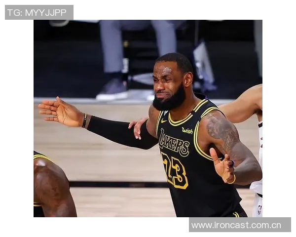 詹姆斯在防守端的组织能力出色但轮转时机偶尔迟缓