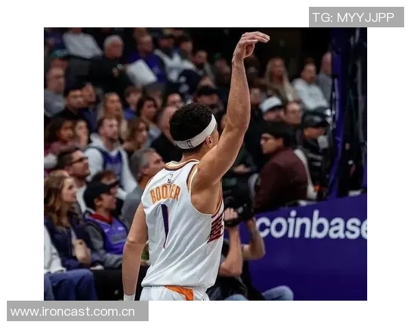 布克复出状态渐入佳境半场出战13分钟贡献10分2助