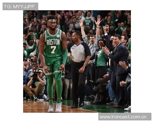 杰伦布朗高效表现20投12中砍下30分13篮板三分球命中率惊人