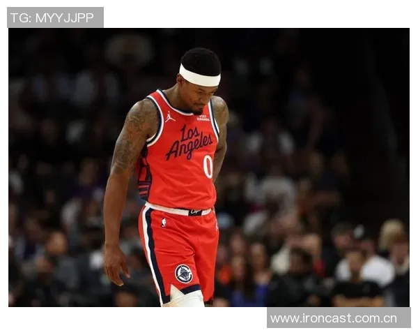 克莱手感回暖却遭冷落赛后愤怒扔水瓶表达不满情绪